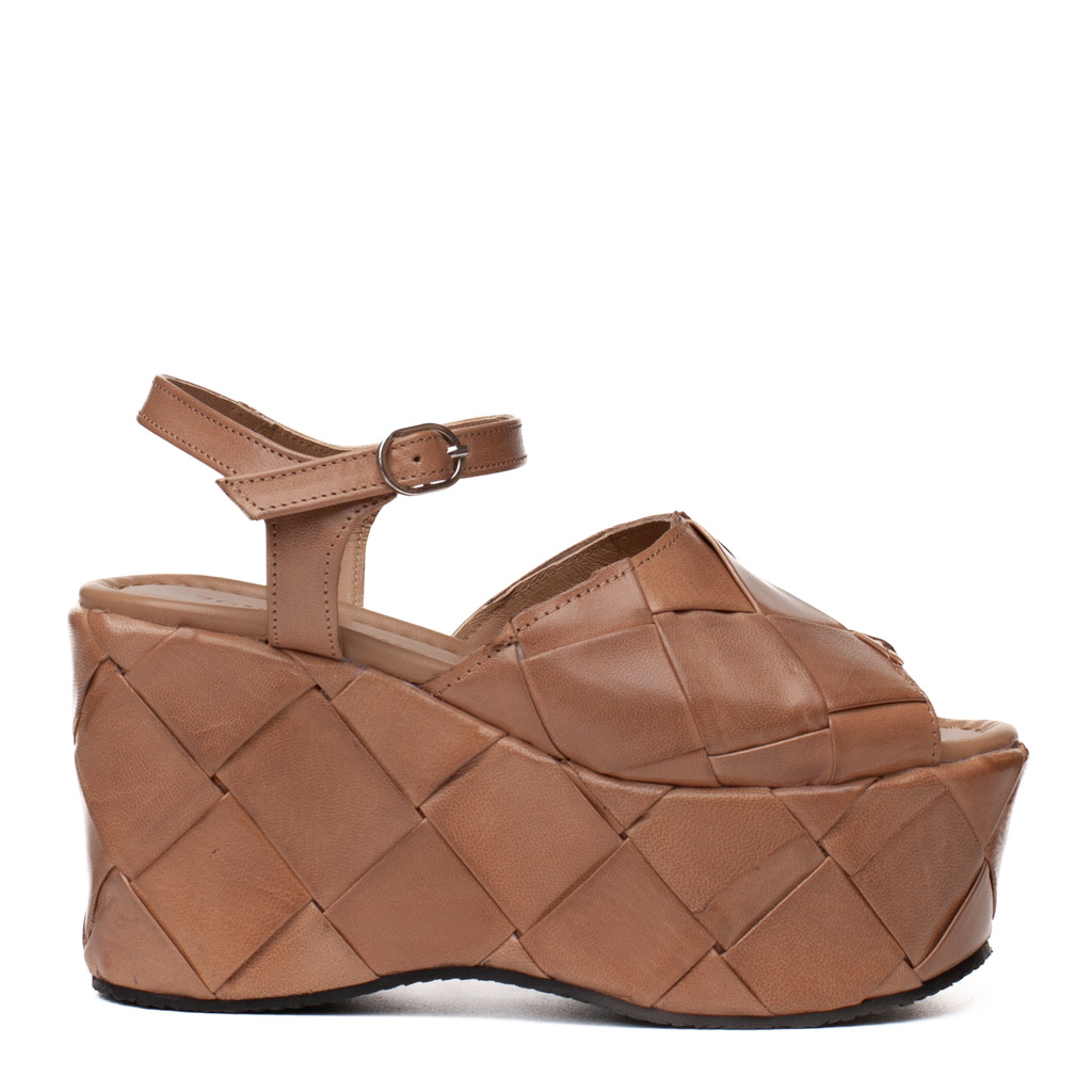 Pons Quintana Elisa wedge sandals in beige woven leather