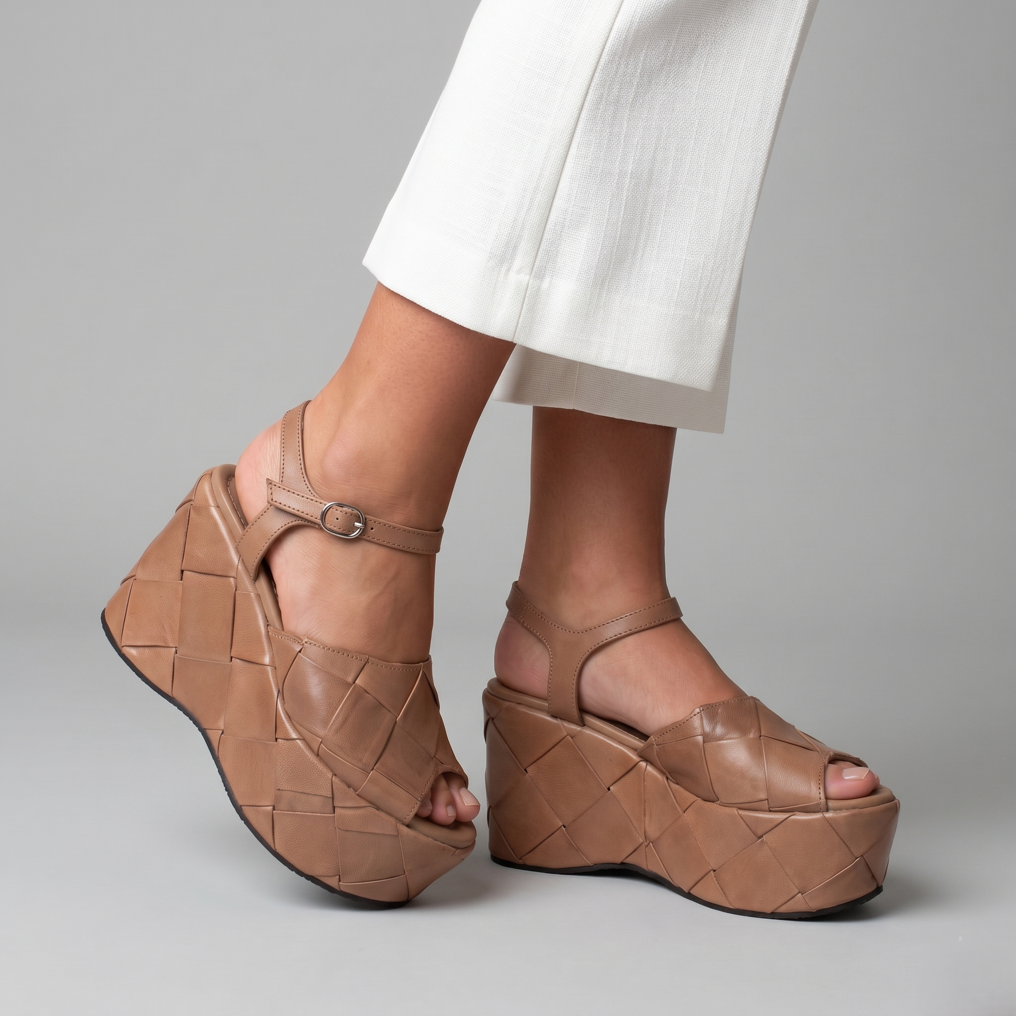 Sandalo zeppa Pons Quintana modello Elisa in pelle beige con lavorazione intrecciata