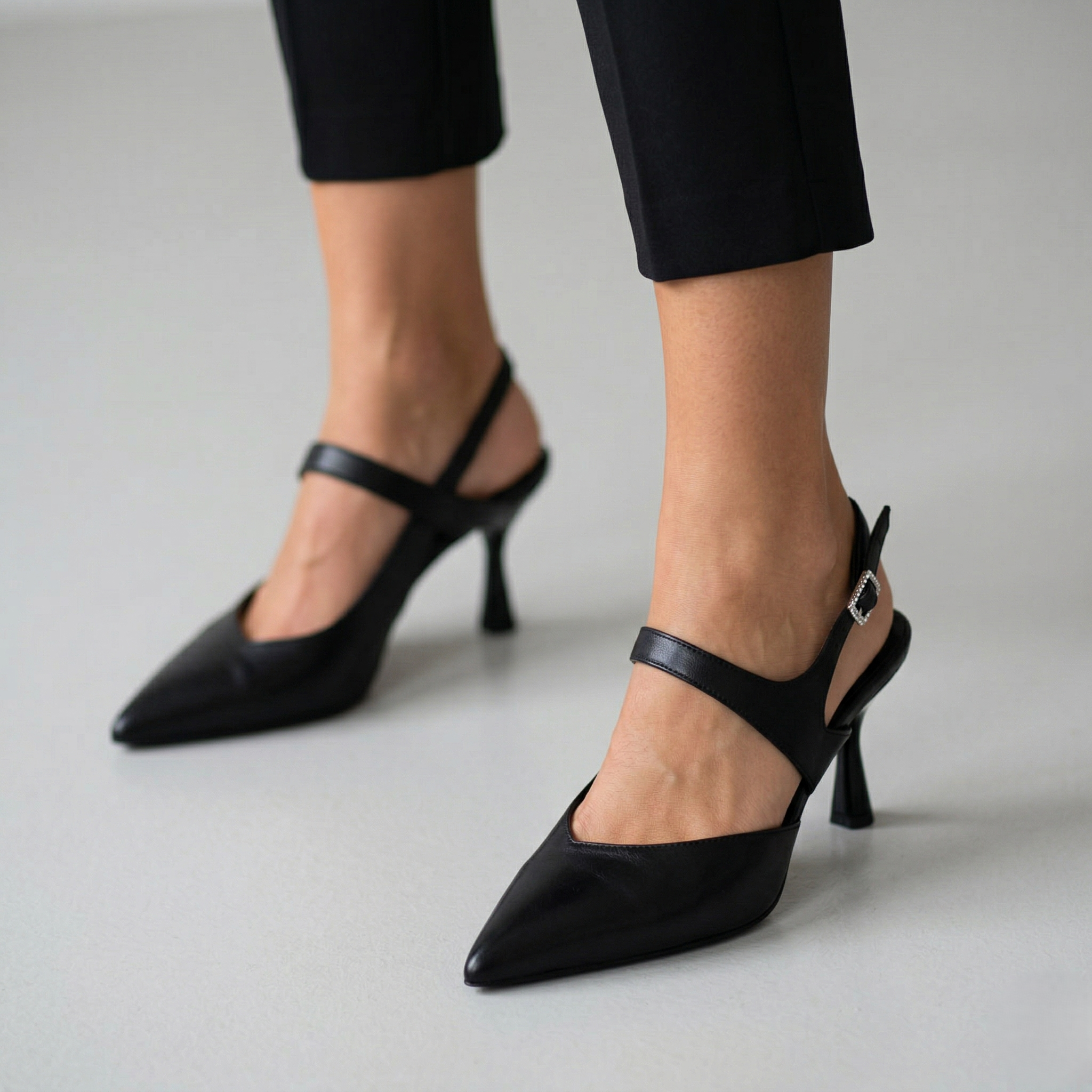 Scarpa slingback pelle nera a punta Silvia Narese con tacco a rocchetto e cinturino regolabile.