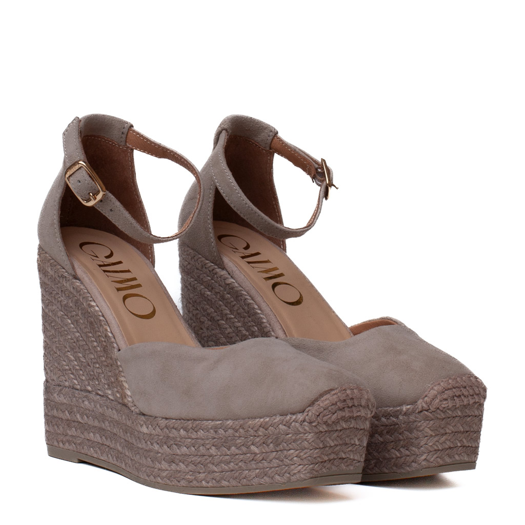Espadrillas zeppa camoscio grigio modello Sasia Gaimo con lacci alla caviglia e suola in corda.