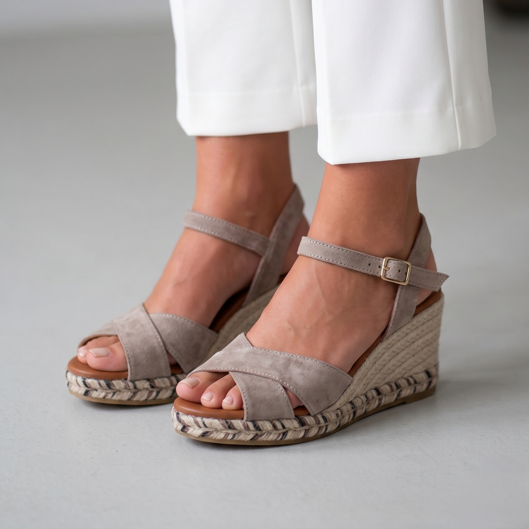 Sandalo donna modello espadrillas spuntate camoscio tortora Viguera