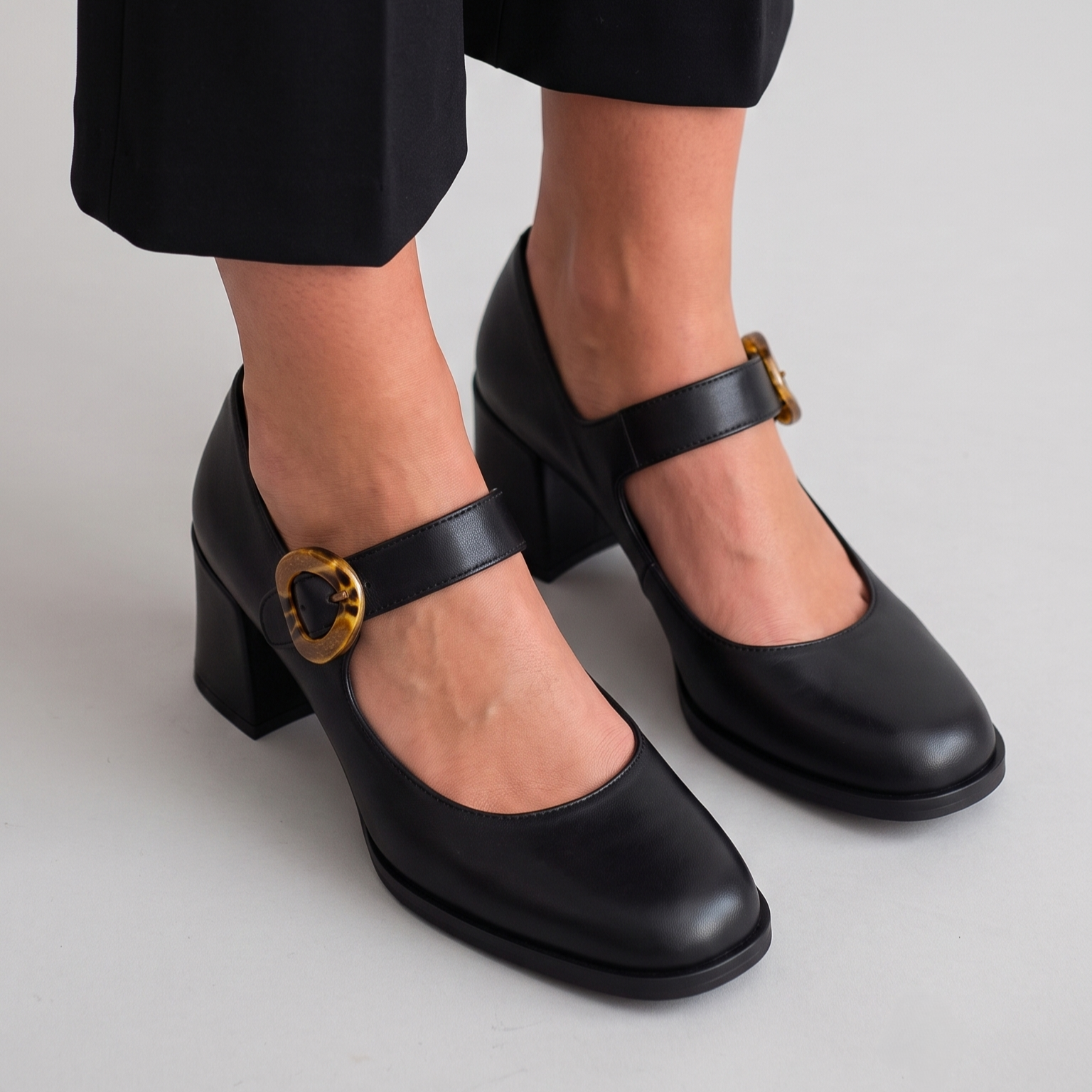 scarpa-pelle-nera-punta-tonda-e-tacco-largo-con-fibbia-bronzo