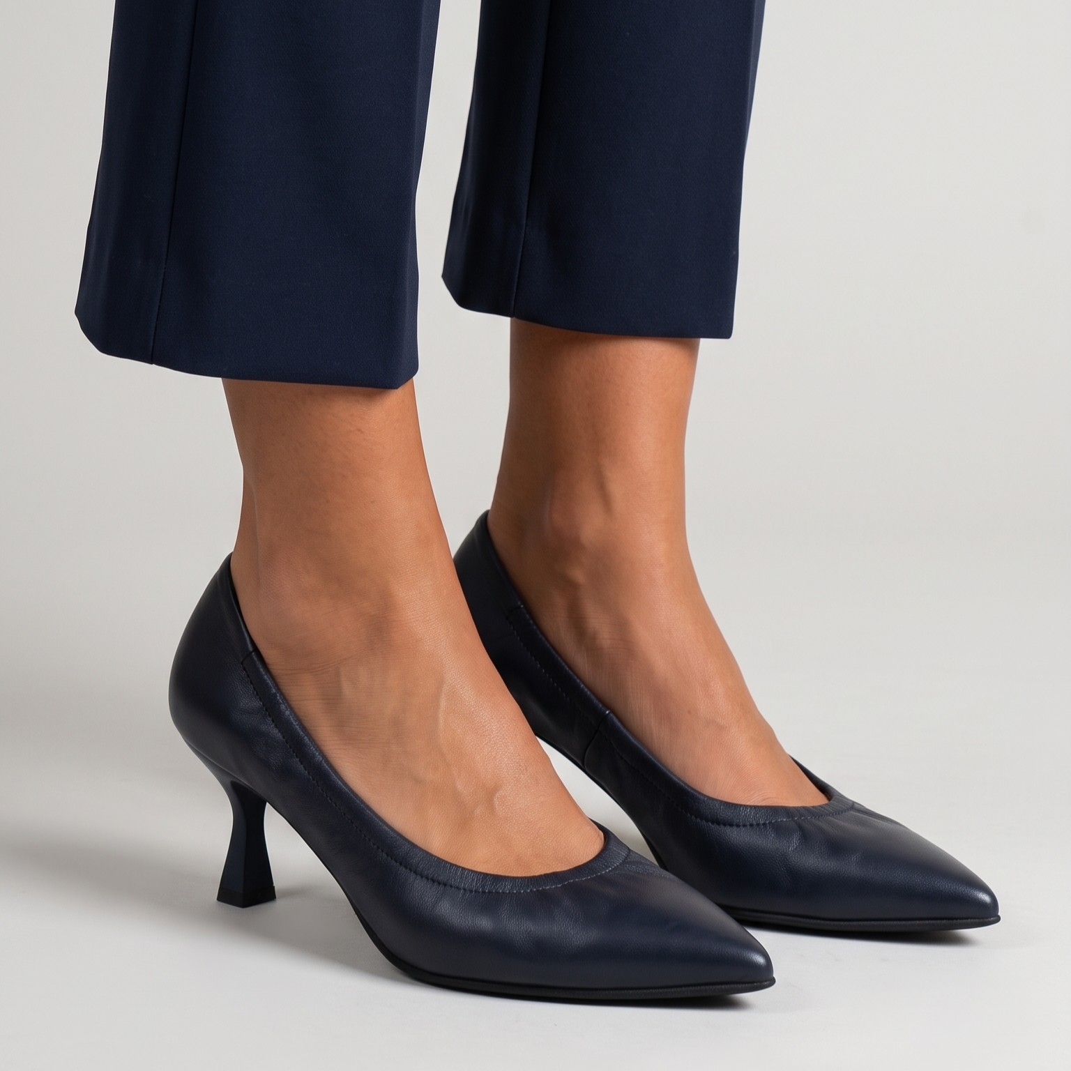 Decollete in pelle blu con bordo elasticizzato
