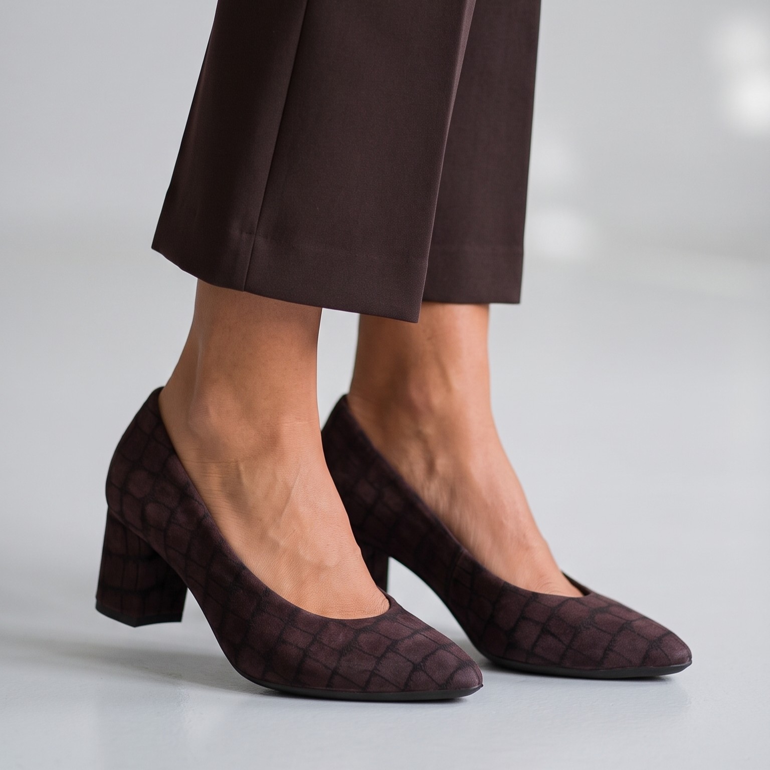 Scarpe Décolleté Tacco Largo in Camoscio Marrone Geometrico