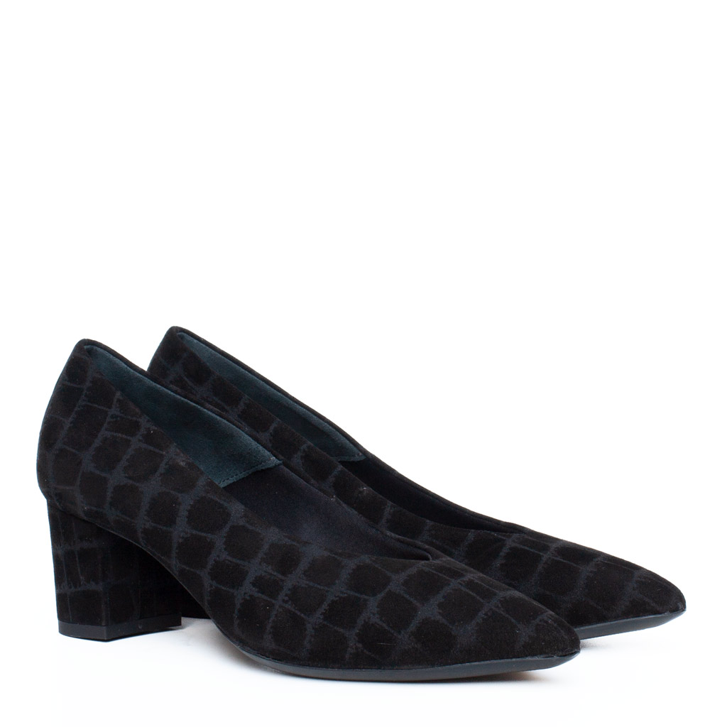 Eleganti scarpe décolleté tacco largo in camoscio nero geometrico