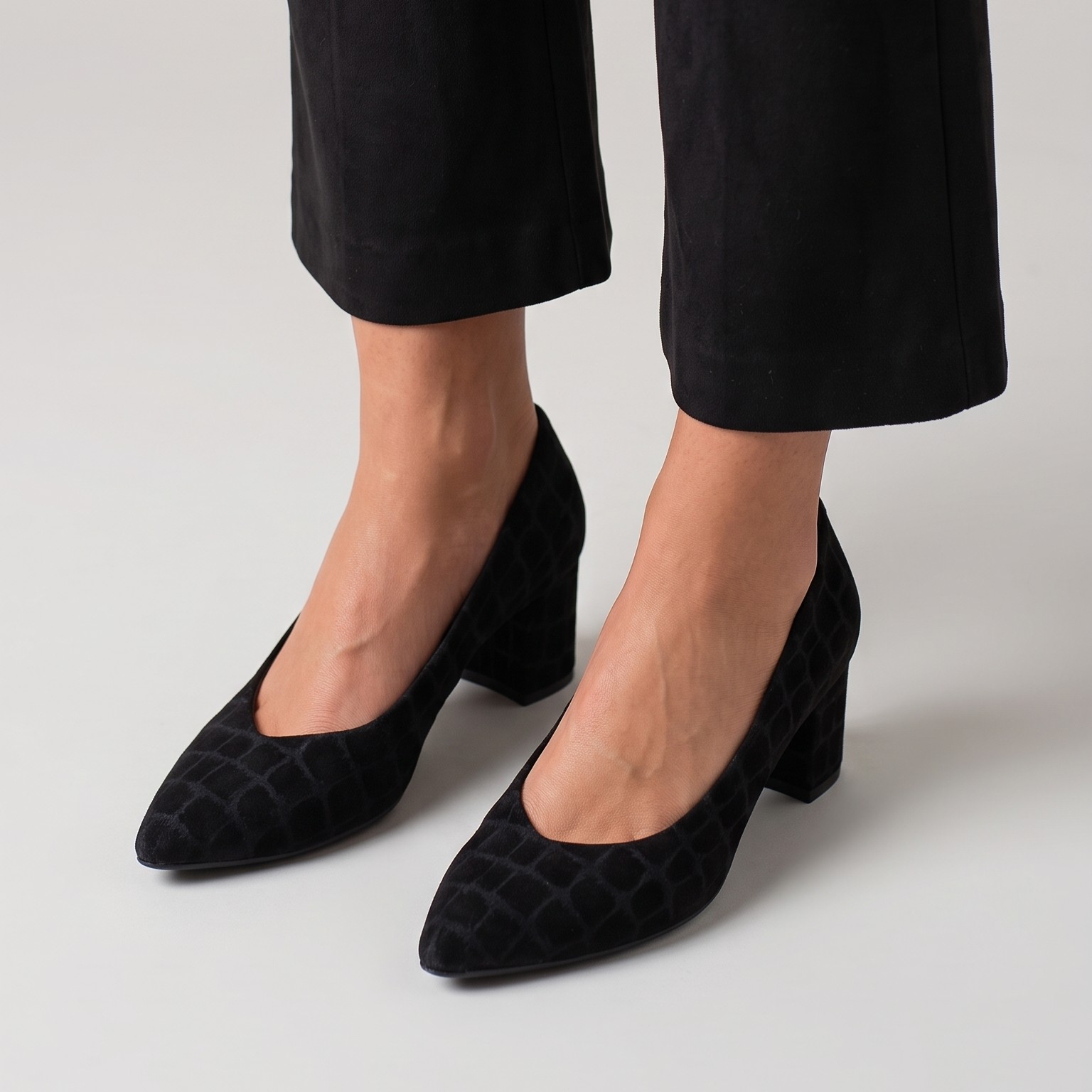 Scarpe Décolleté Tacco Largo in Camoscio Nero Geometrico