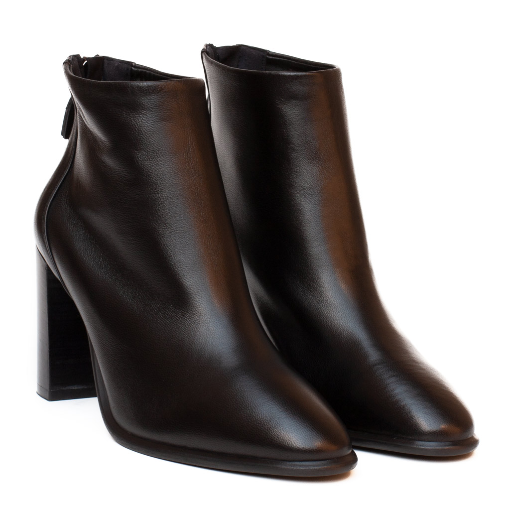 stivaletto in pelle nera con tacco largo e alto