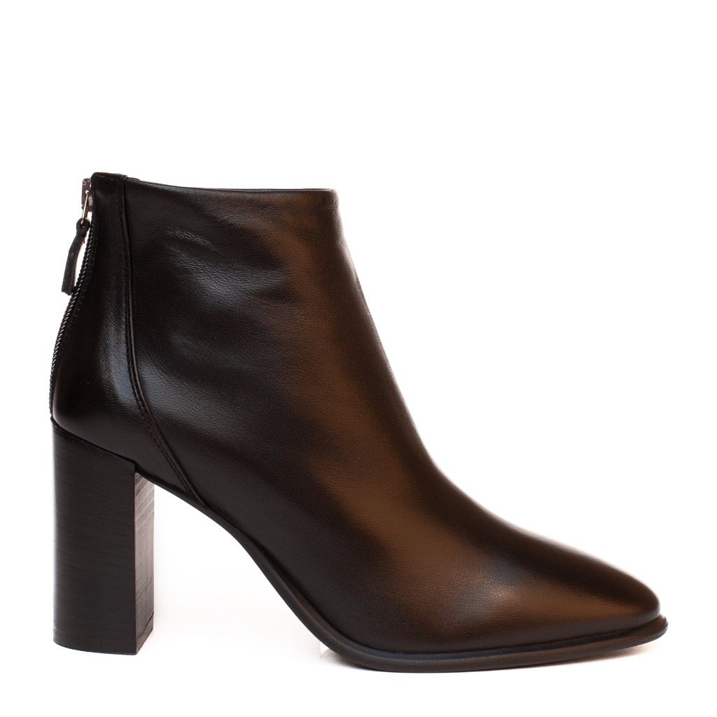 Stivaletto in pelle nera con tacco alto e cerniera