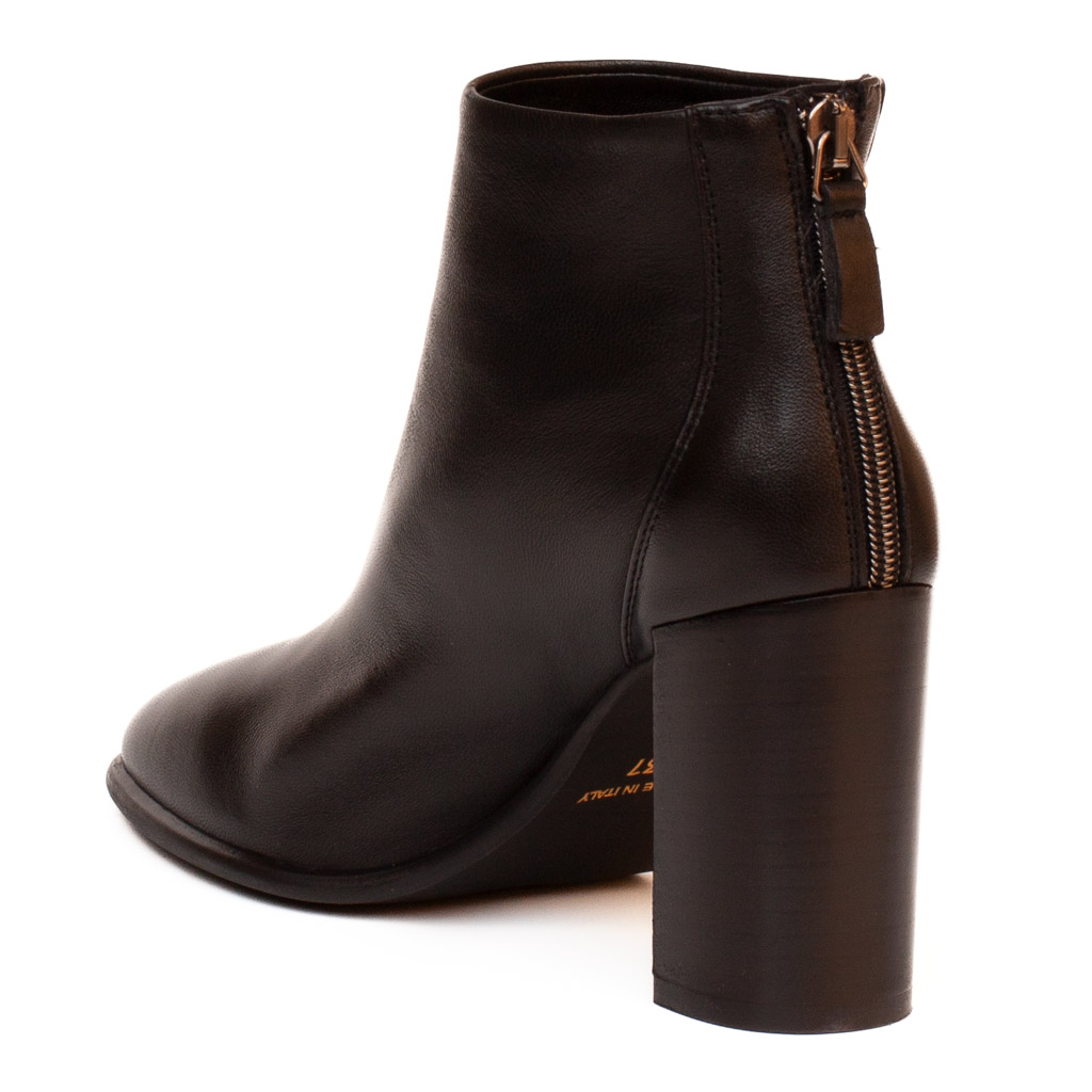Stivaletto in pelle nera con tacco alto e cerniera