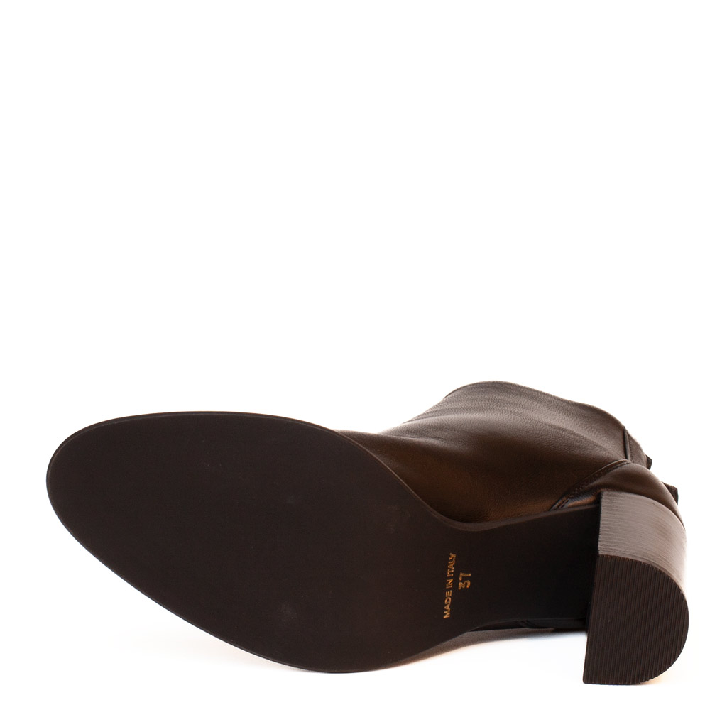 Stivaletto in pelle nera con tacco alto e cerniera