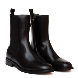 Stivaletto chelsea pelle nera indossato