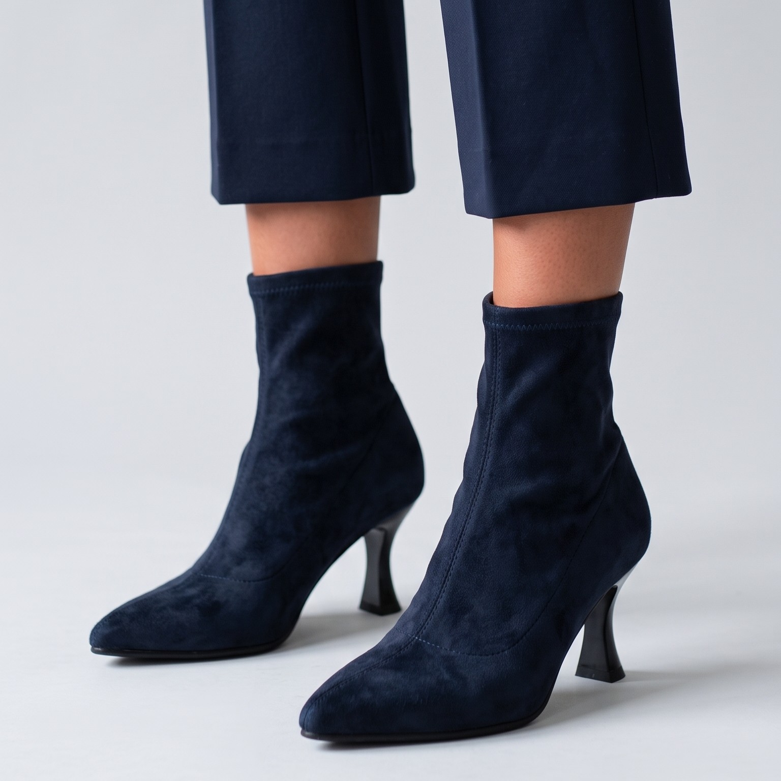 Stivaletti in Camoscio Blu con Tacco a Rocchetto Chic