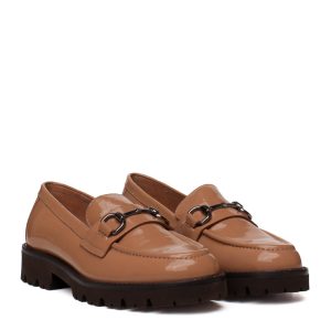 Mocassino beige Unisa in pelle verniciata lucida con morsetto metallico e suola carrarmato