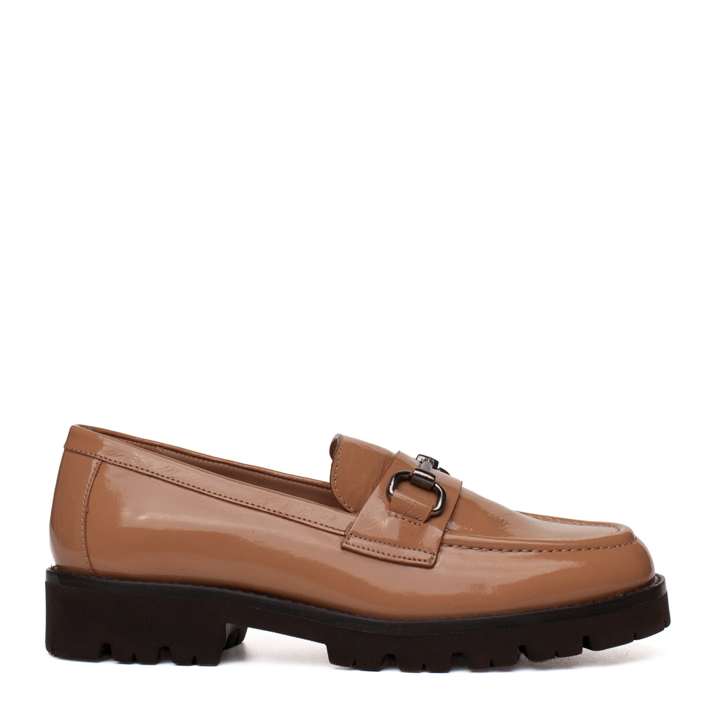 Mocassino beige Unisa in pelle lucida con morsetto