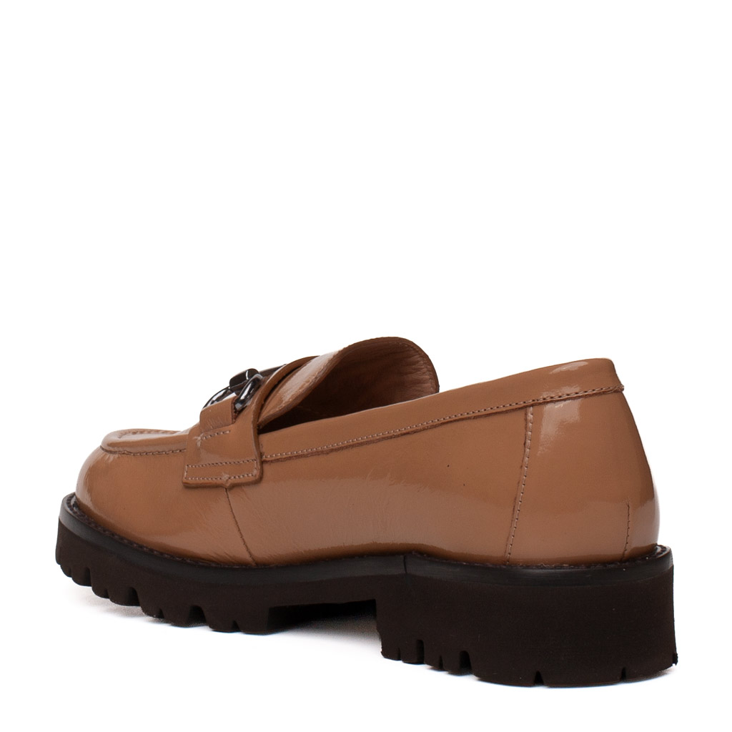 Mocassino beige Unisa in pelle lucida con morsetto