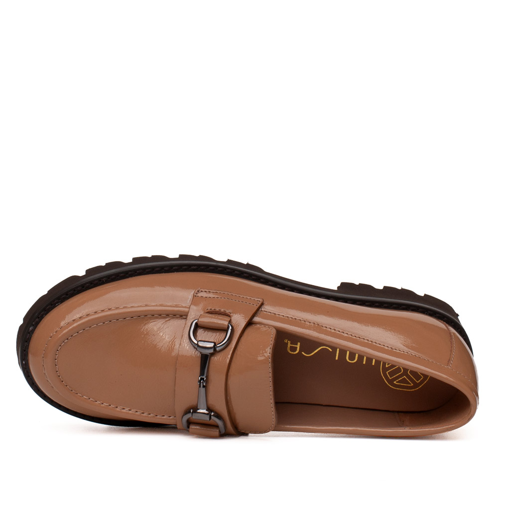 Mocassino beige Unisa in pelle lucida con morsetto