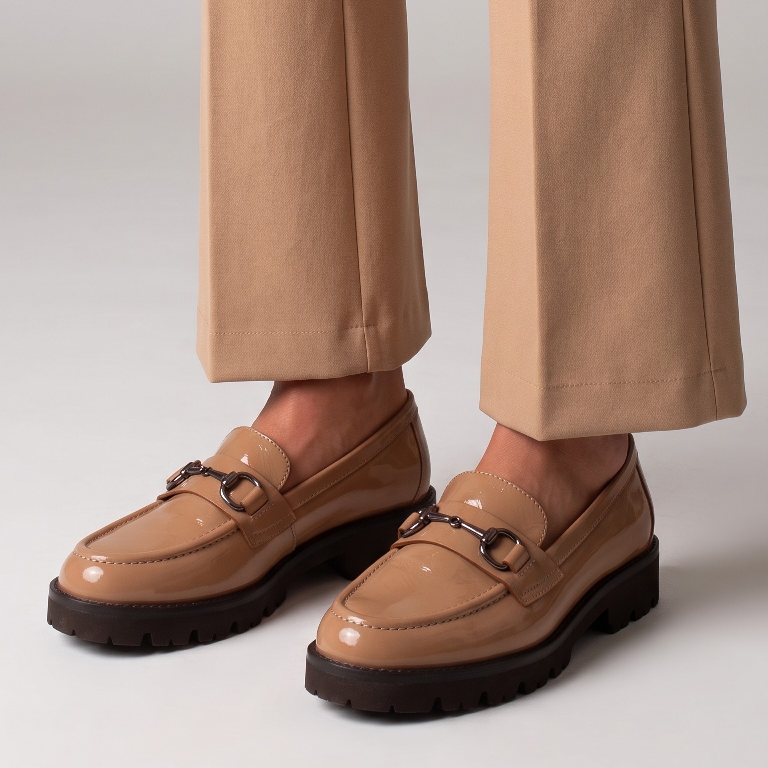 Mocassino beige Unisa in pelle lucida con morsetto