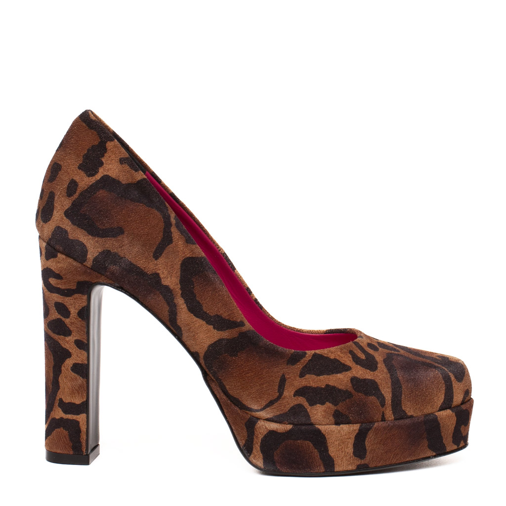 Decollete con plateau maculate in camoscio animalier