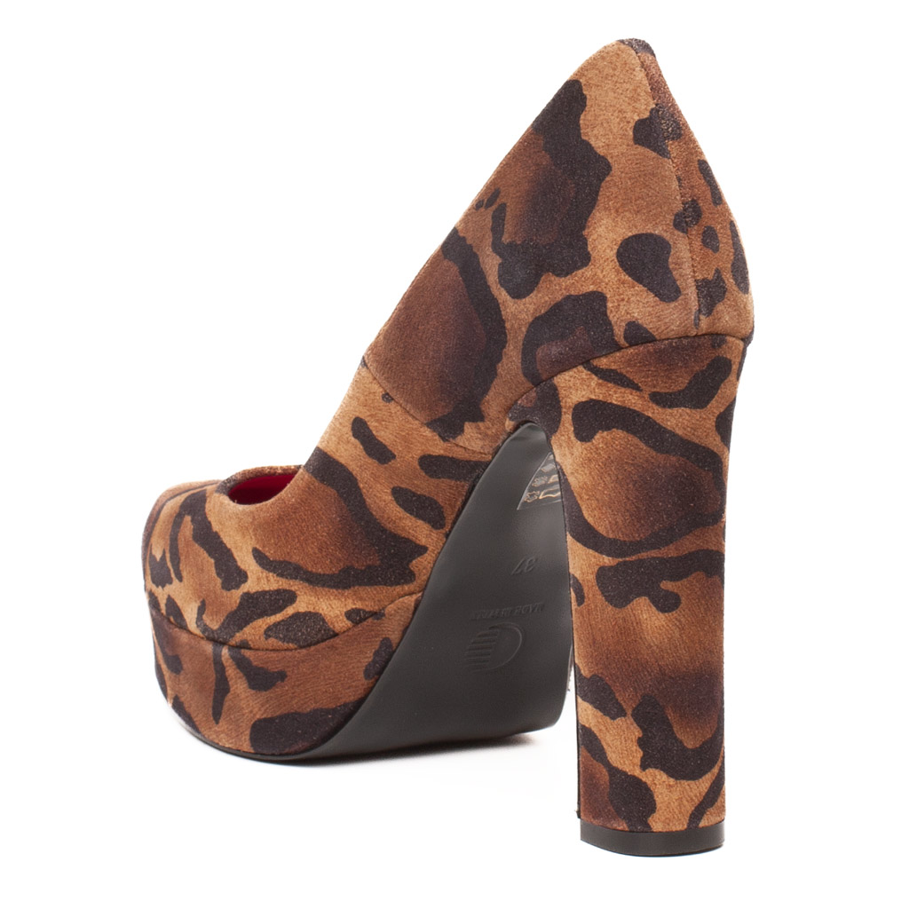 Decollete con plateau maculate in camoscio animalier