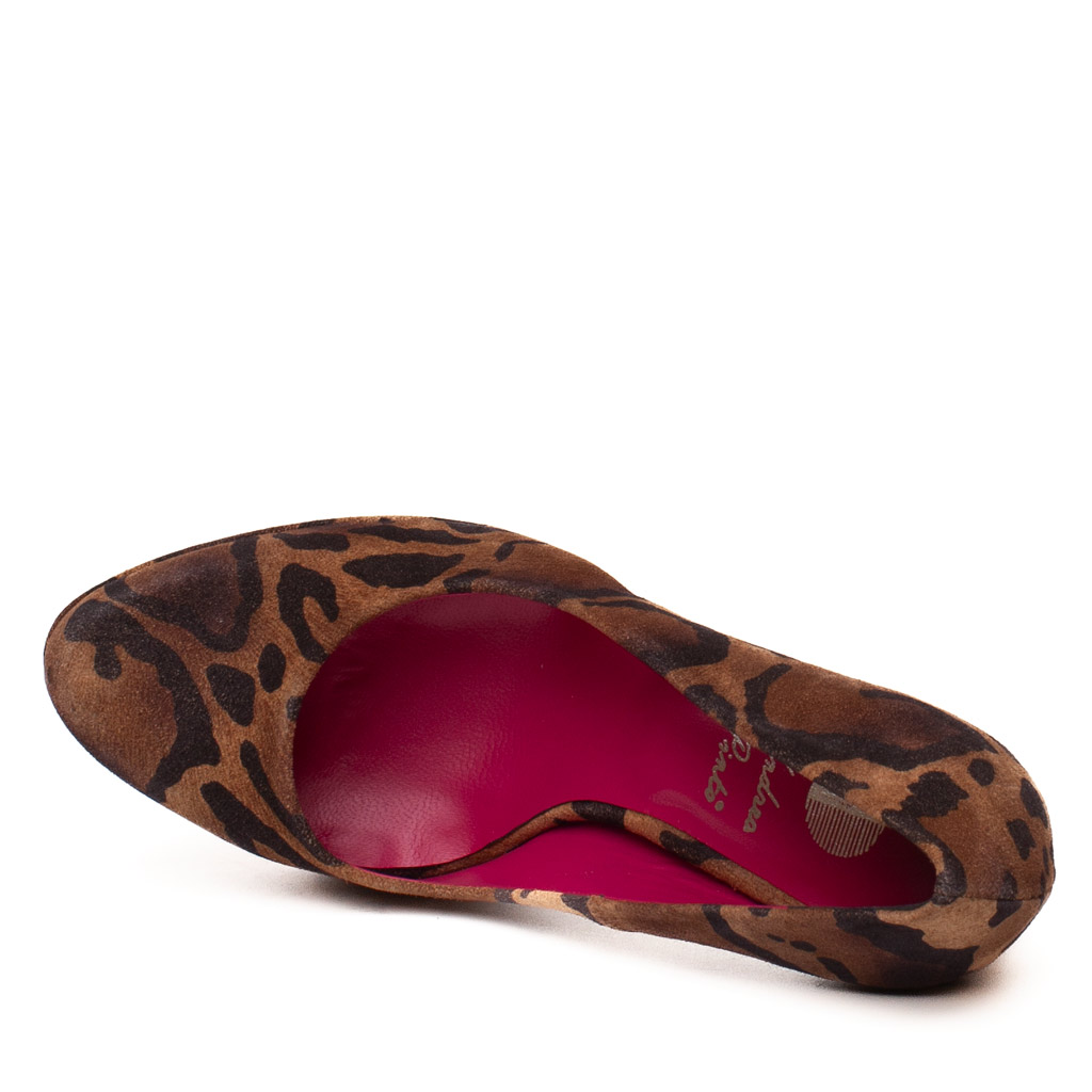 Decollete con plateau maculate in camoscio animalier