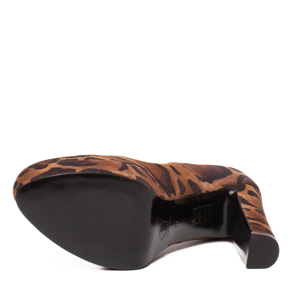 Decollete con plateau maculate in camoscio animalier