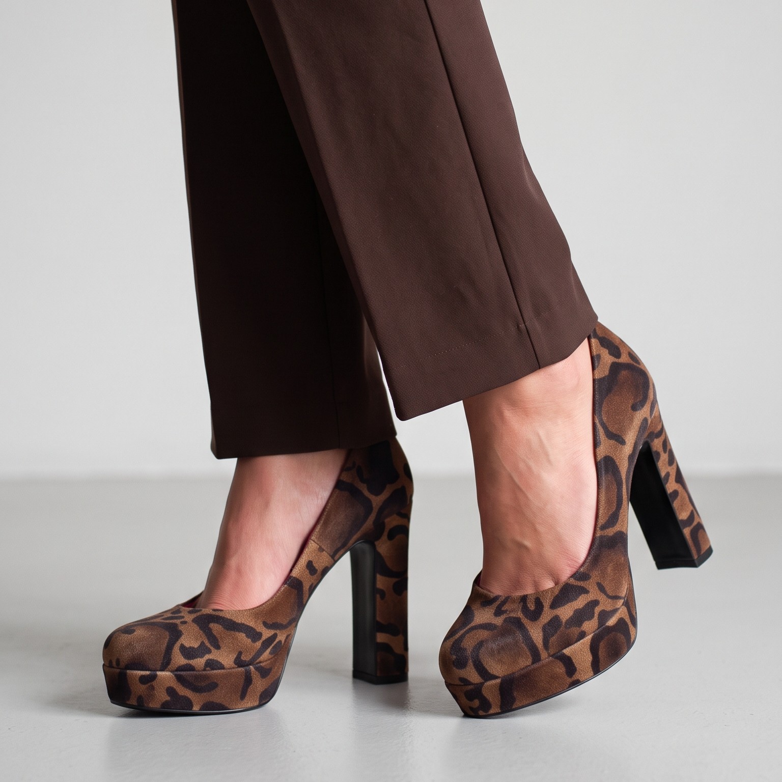 Decollete con plateau maculate in camoscio animalier
