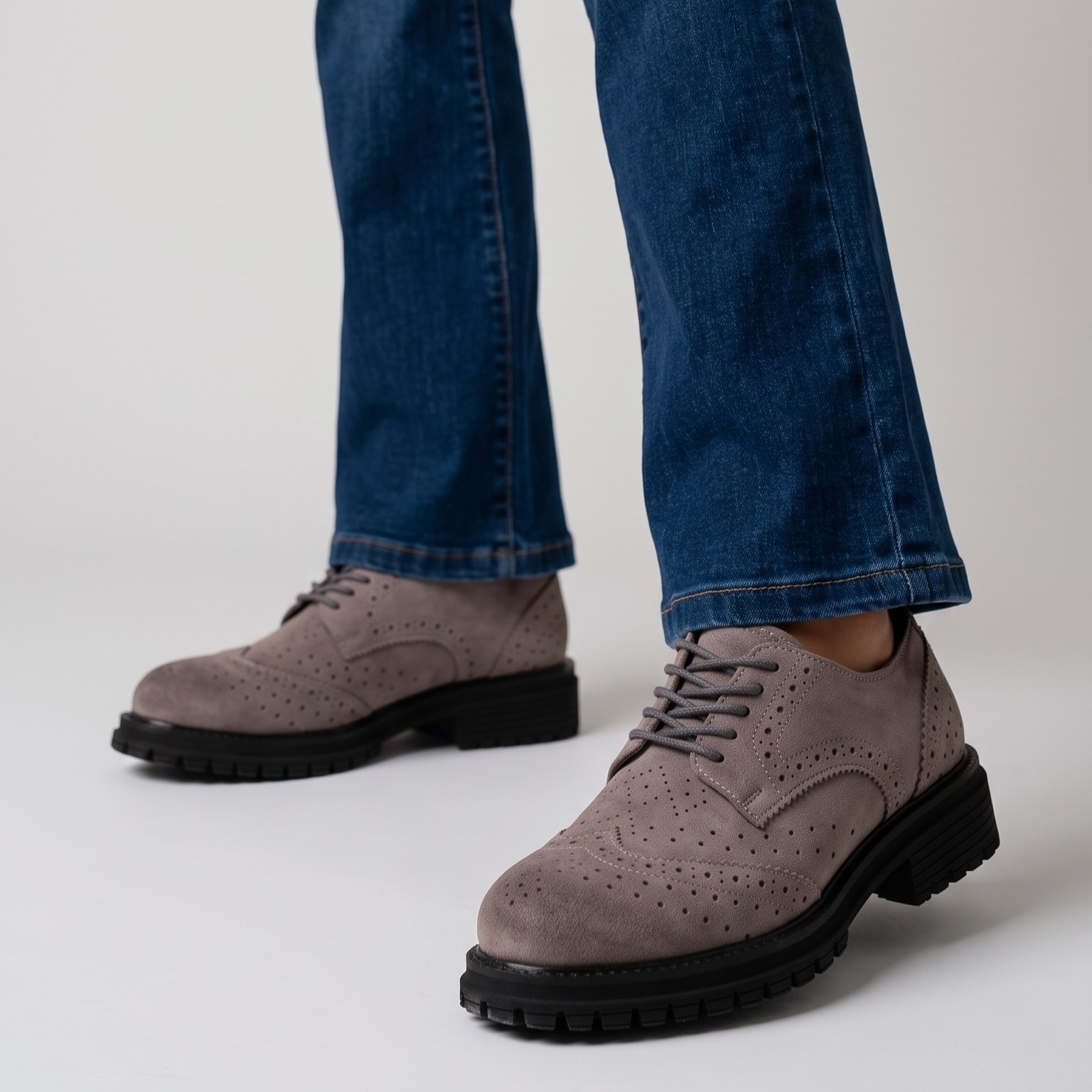 Scarpe francesine scamosciate grigie con fondo carrarmato