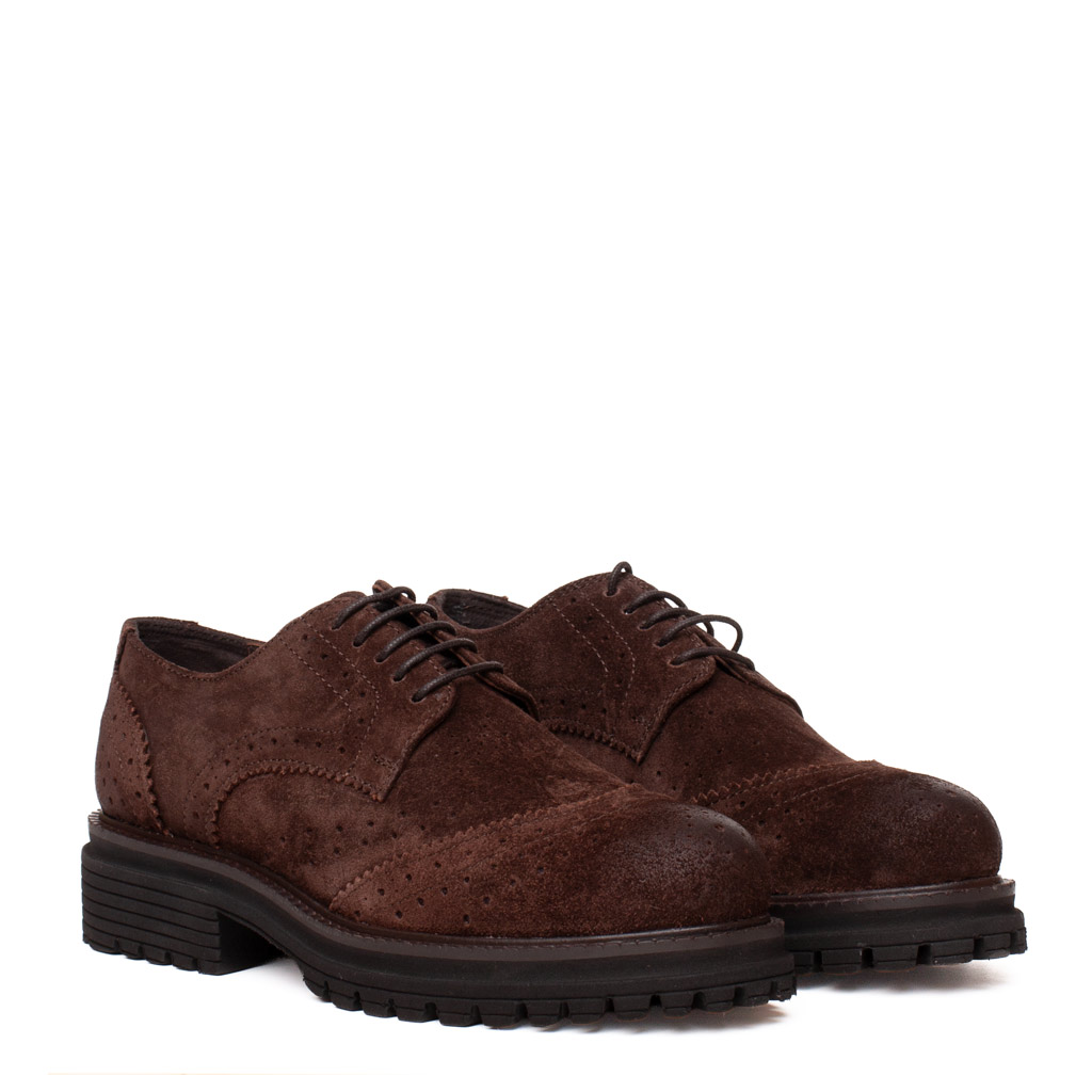 Scarpa allacciata camoscio marrone stile brogue con suola carrarmato