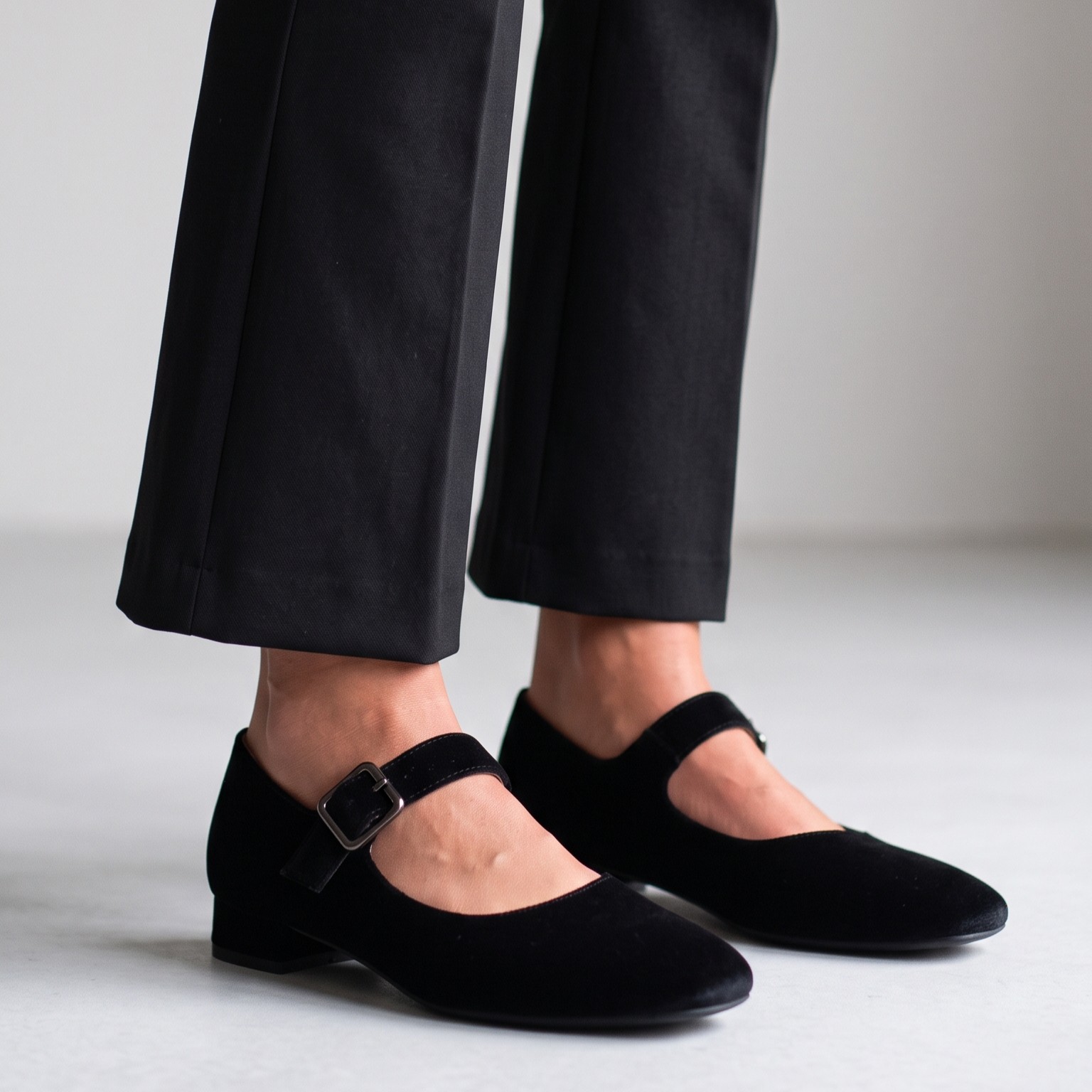 Ballerine in velluto nero con cinturino Mary Jane