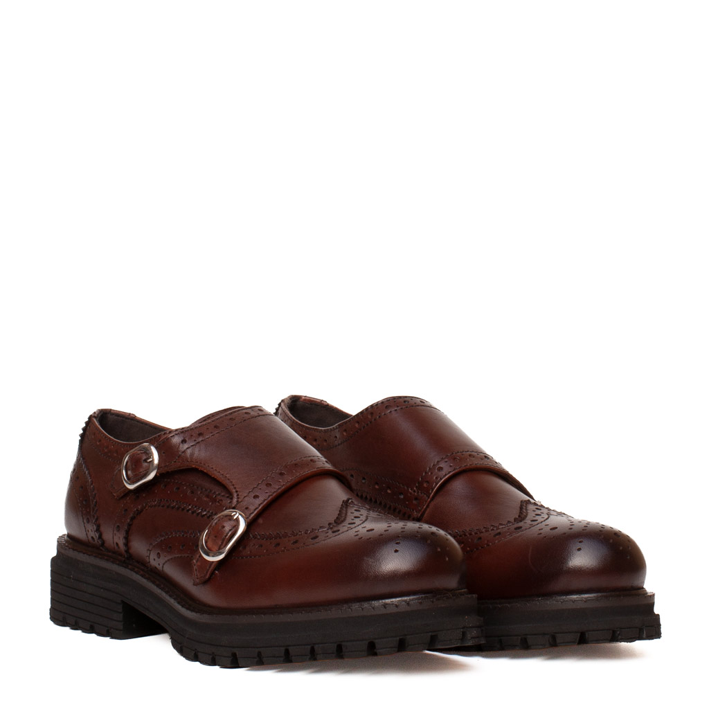 Scarpe monk strap marroni in pelle con doppia fibbia e lavorazione a coda di rondine