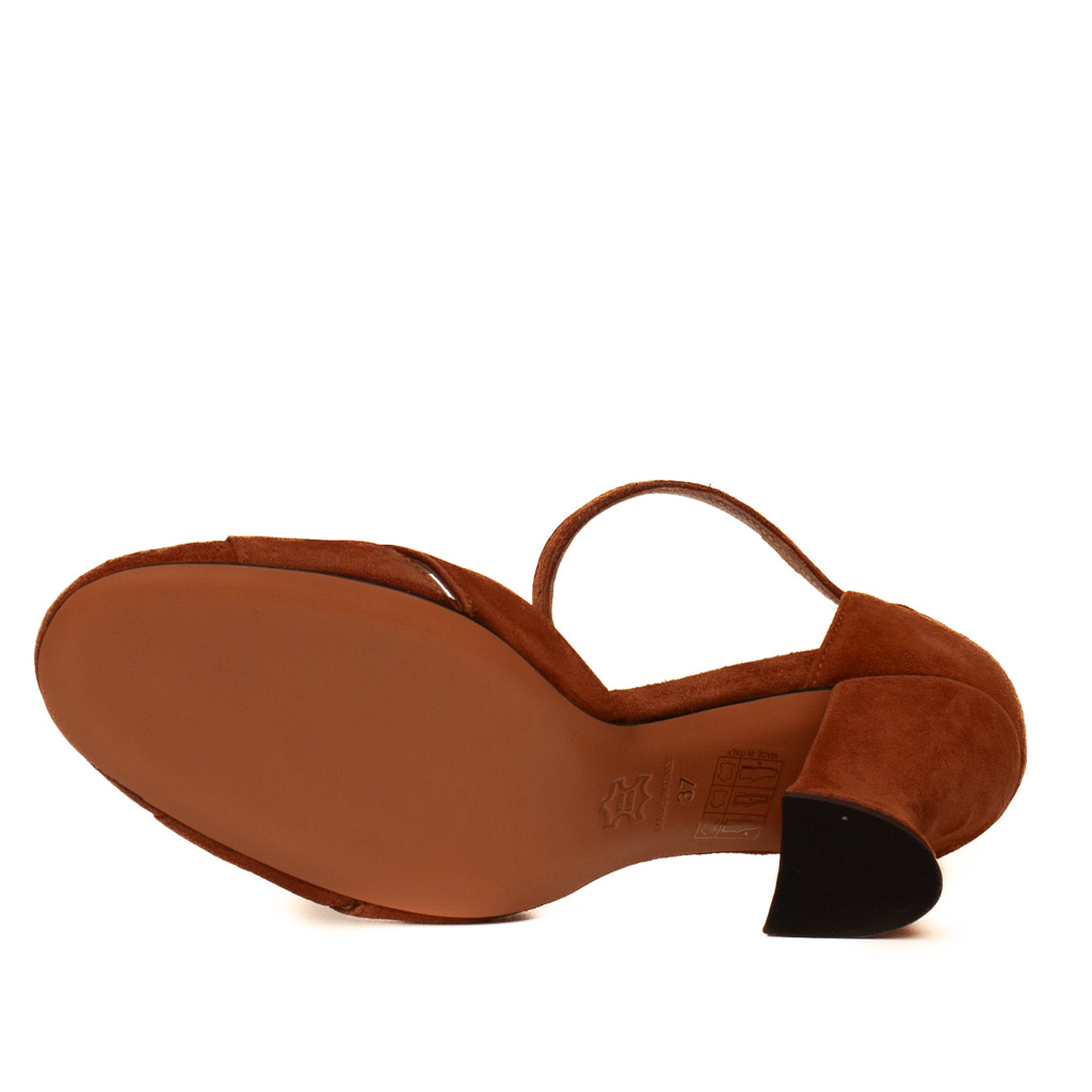 Scarpe camoscio cuoio con tacco largo e cinturino