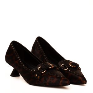 Scarpa leopardata con tacco medio a rocchetto e vaschetta in pelle con borchie dorate
