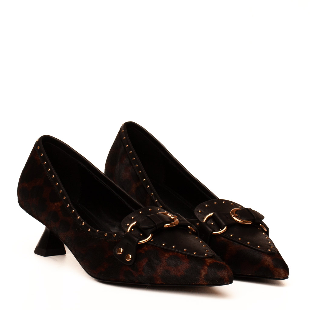 Scarpa leopardata con tacco medio a rocchetto e vaschetta in pelle con borchie dorate