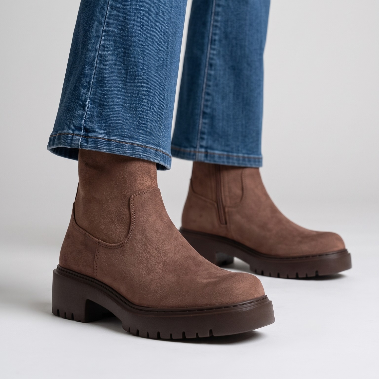 Stivaletto biker camoscio tortora