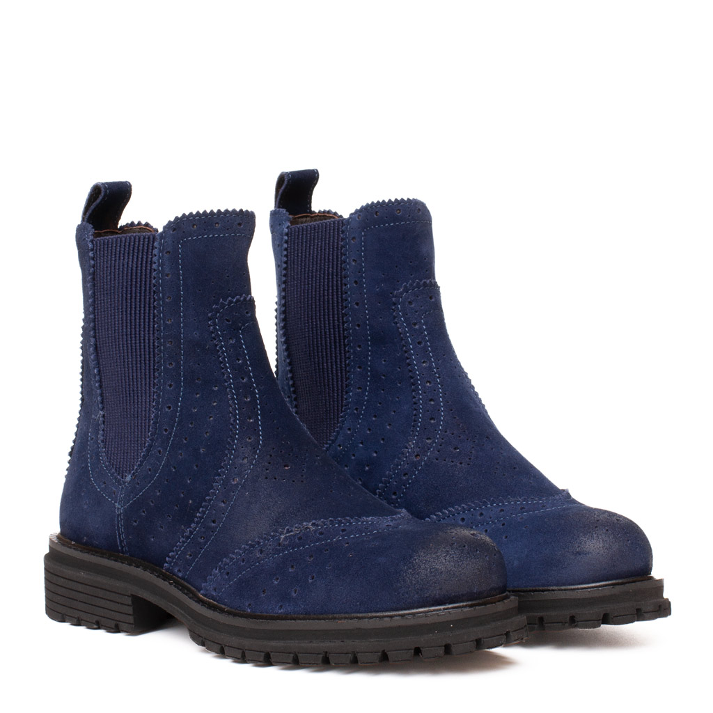Stivaletto chelsea camoscio blu con lavorazione all'inglese e fondo a carrarmato
