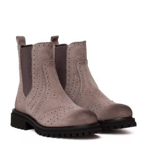 Stivaletto chelsea camoscio grigio con suola carrarmato e dettagli a coda di rondine