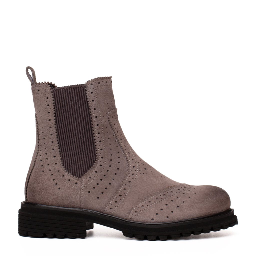 Stivaletto Chelsea Camoscio Grigio con Suola Carrarmato