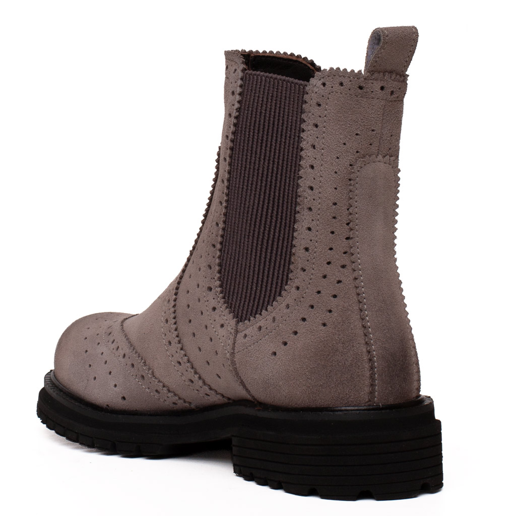 Stivaletto Chelsea Camoscio Grigio con Suola Carrarmato