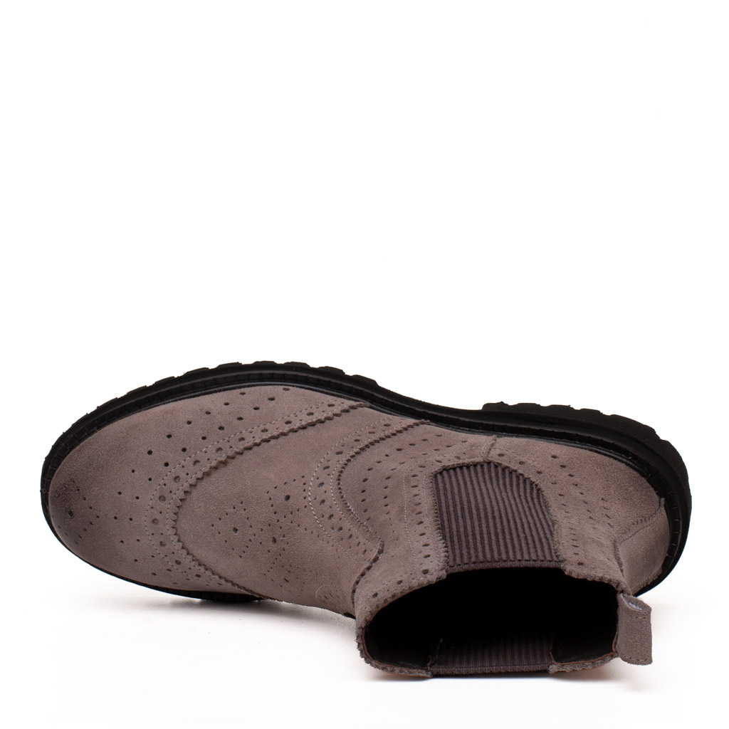 Stivaletto Chelsea Camoscio Grigio con Suola Carrarmato