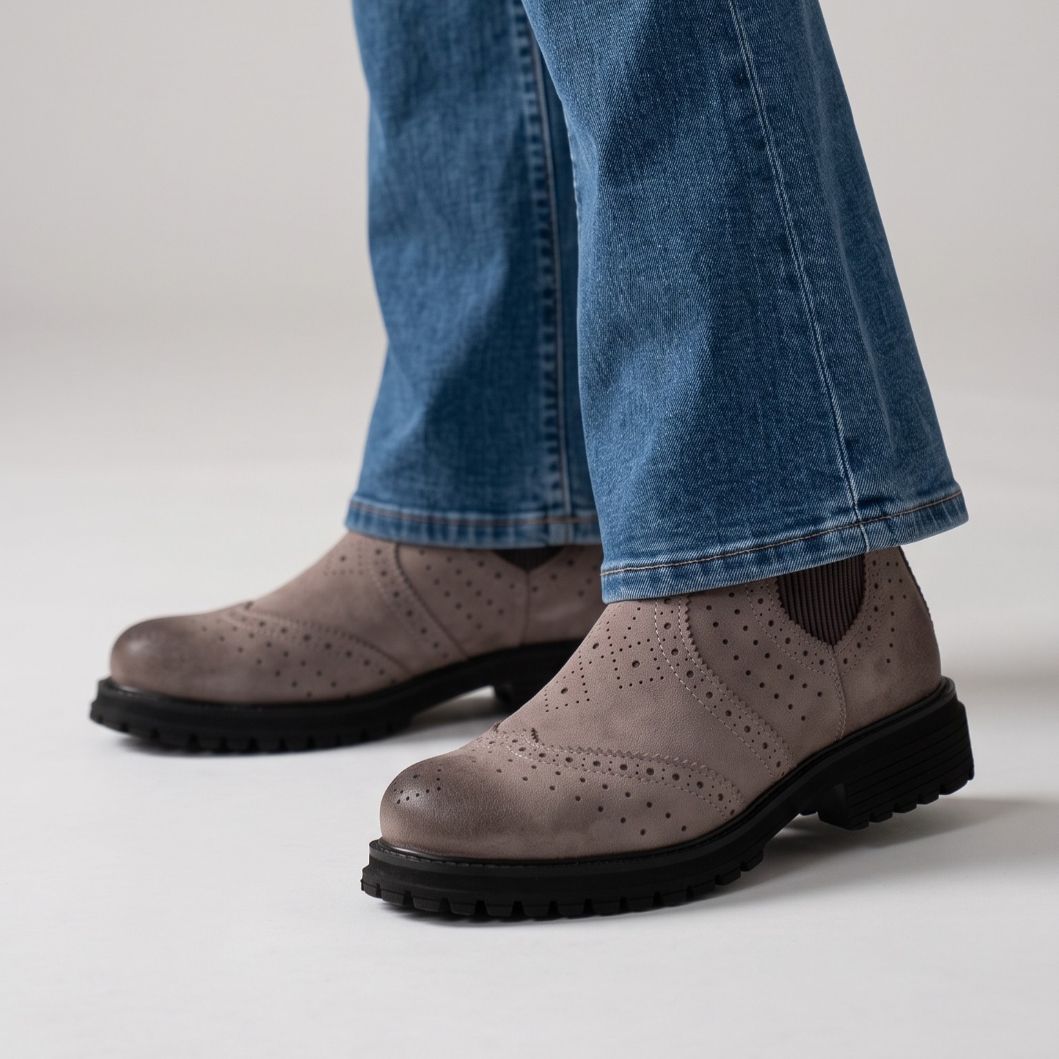 Stivaletto Chelsea Camoscio Grigio con Suola Carrarmato