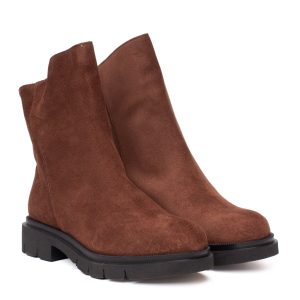Stivaletto camoscio cuoio con zip posteriore e suola carrarmato
