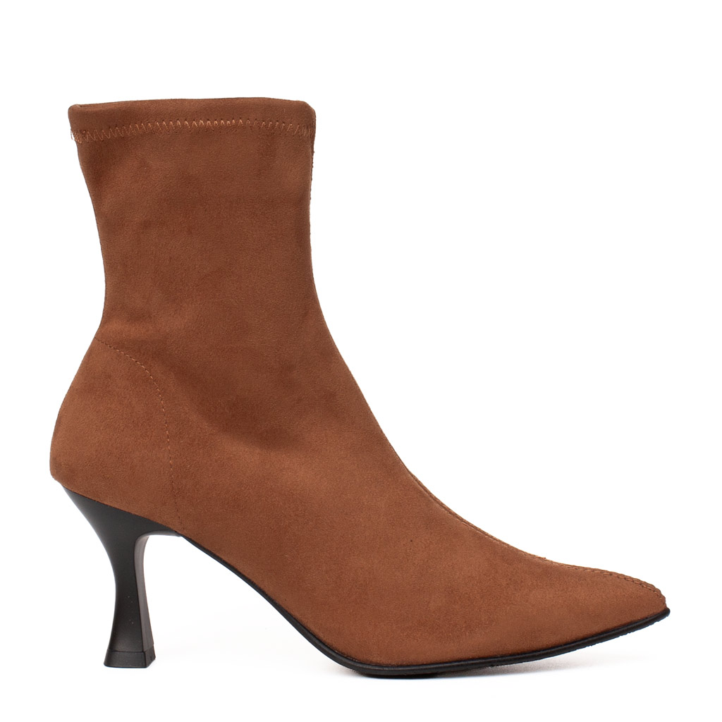 Stivaletto cuoio elasticizzato con tacco