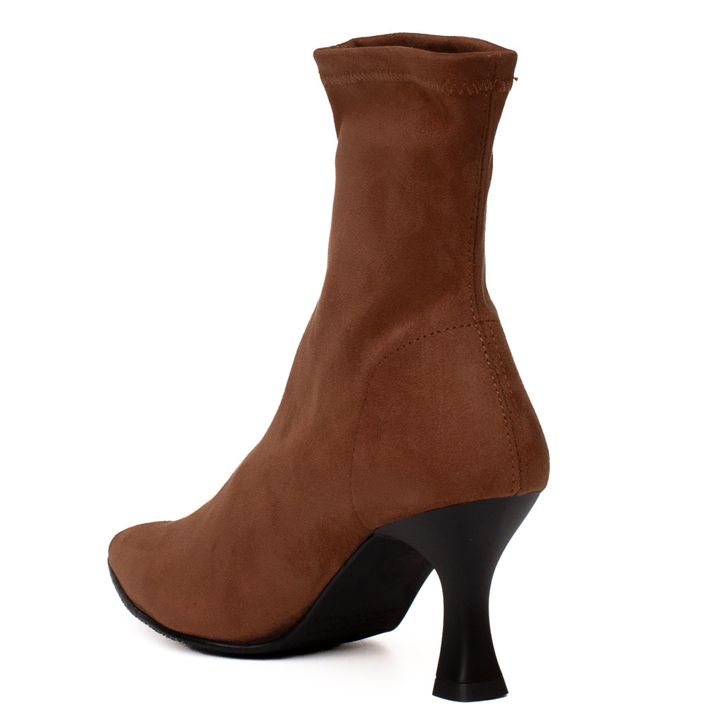 Stivaletto cuoio elasticizzato con tacco