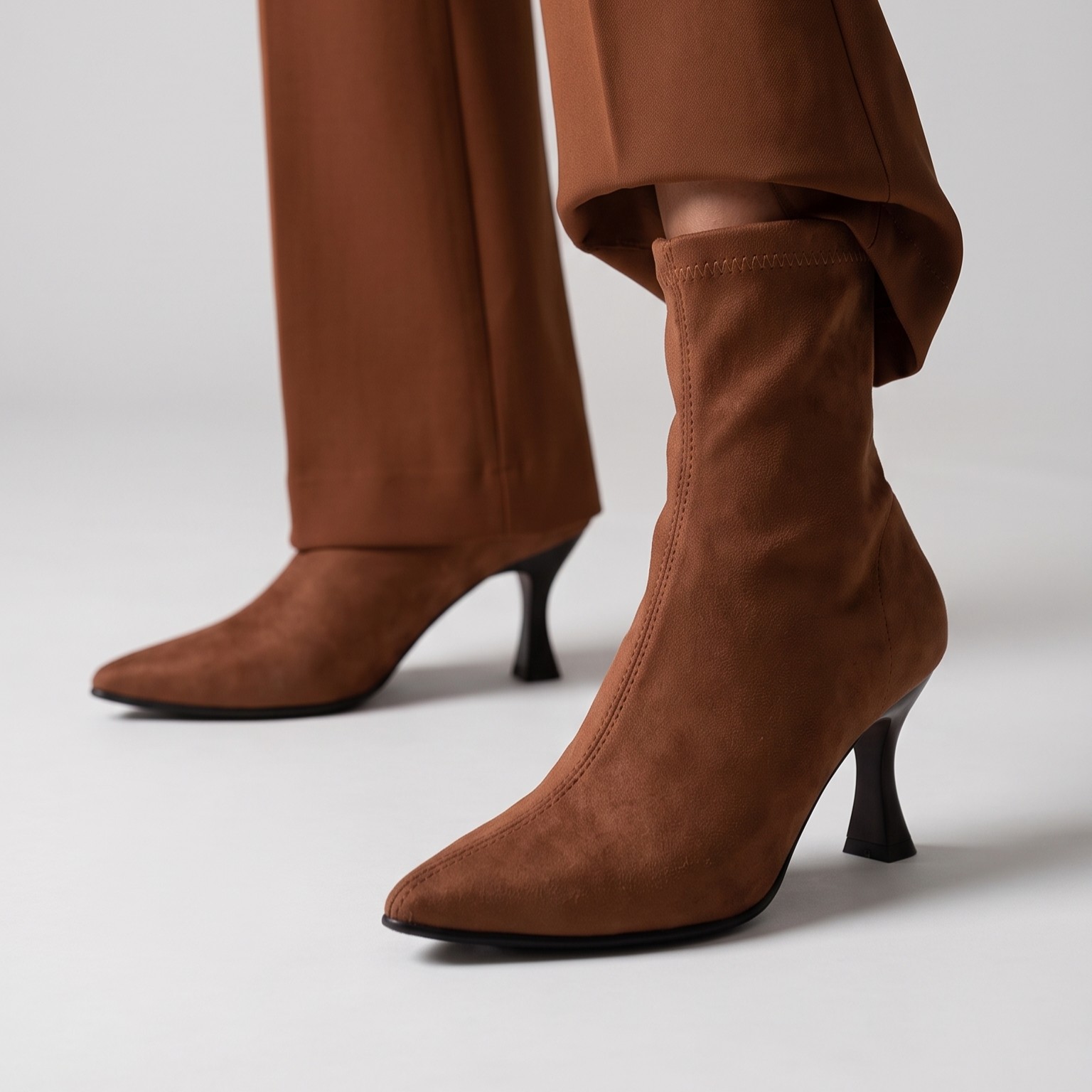 Stivaletto cuoio elasticizzato con tacco