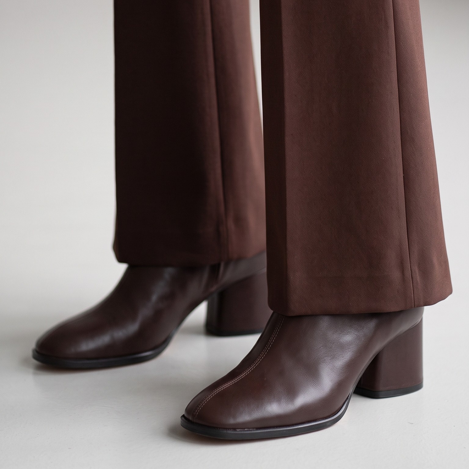 Stivaletto nappa marrone tacco medio da donna con zip laterale