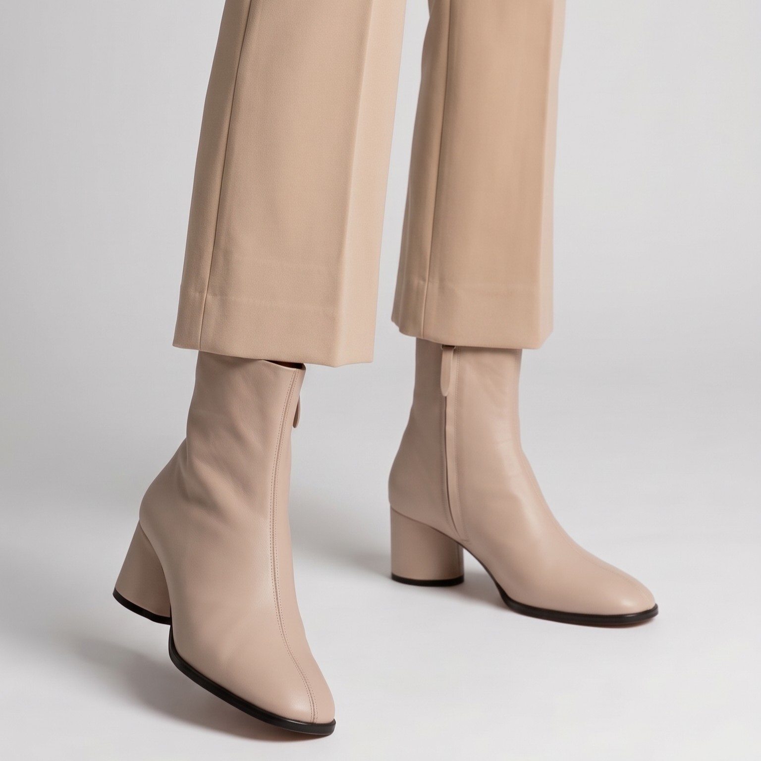 Stivaletto nappa sabbia da donna con tacco medio e zip laterale