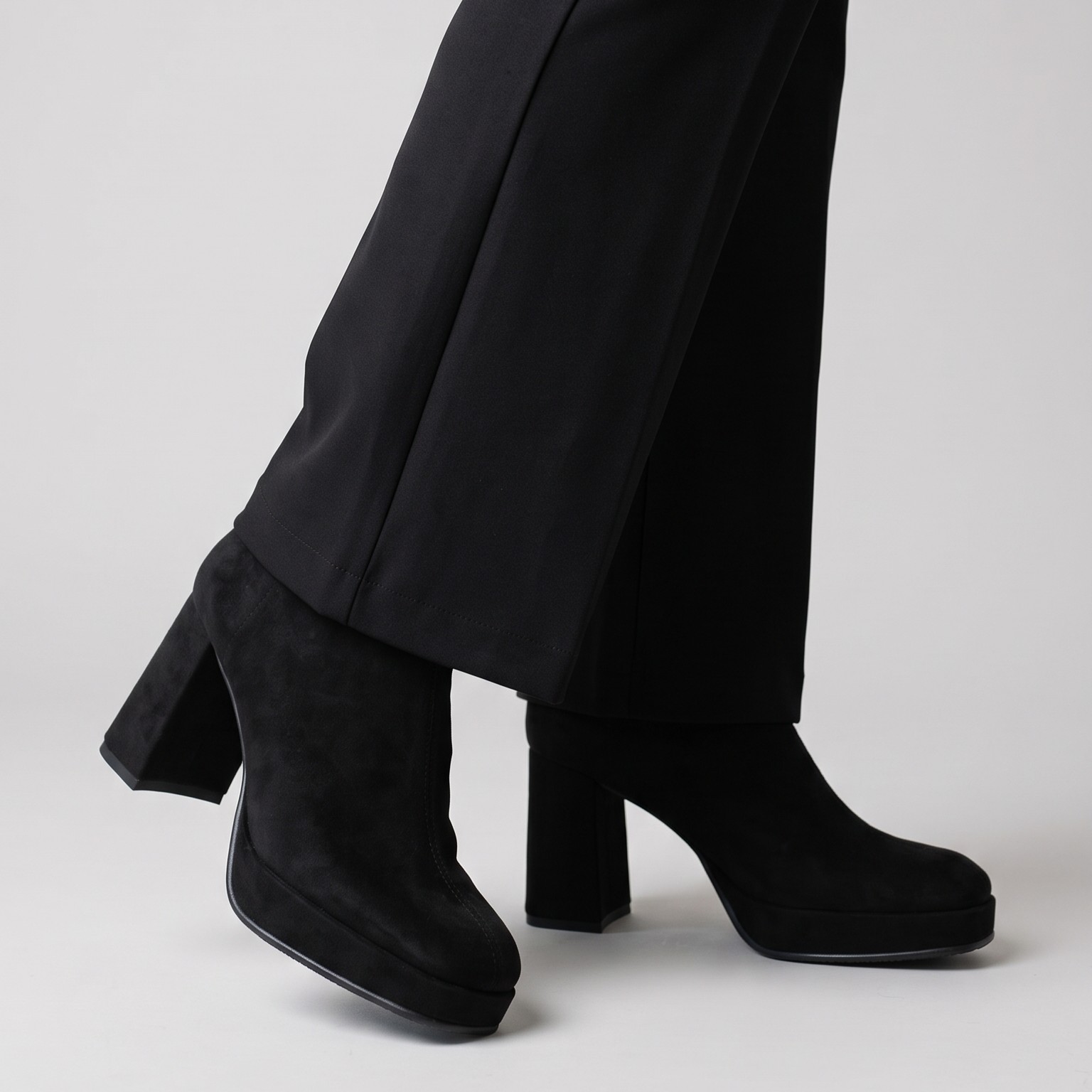 Stivaletto Nero con Plateau in Camoscio Elasticizzato