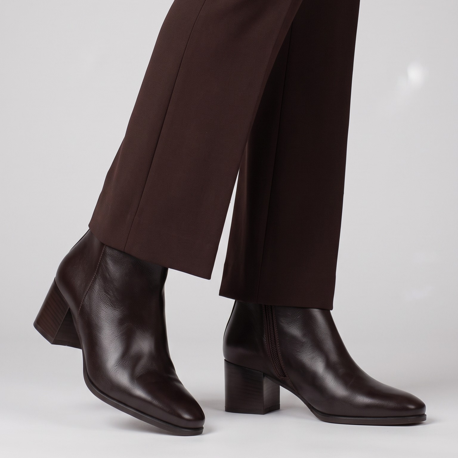 Stivaletto in pelle marrone da donna con tacco medio