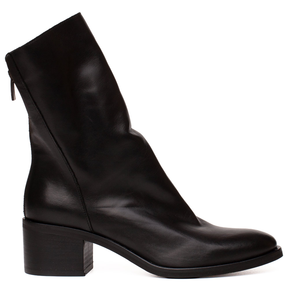 Stivaletto in Pelle Nera con Tacco Medio e Zip