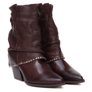 Stivaletto texano in pelle marrone a mezza gamba con risvolto e borchie metalliche